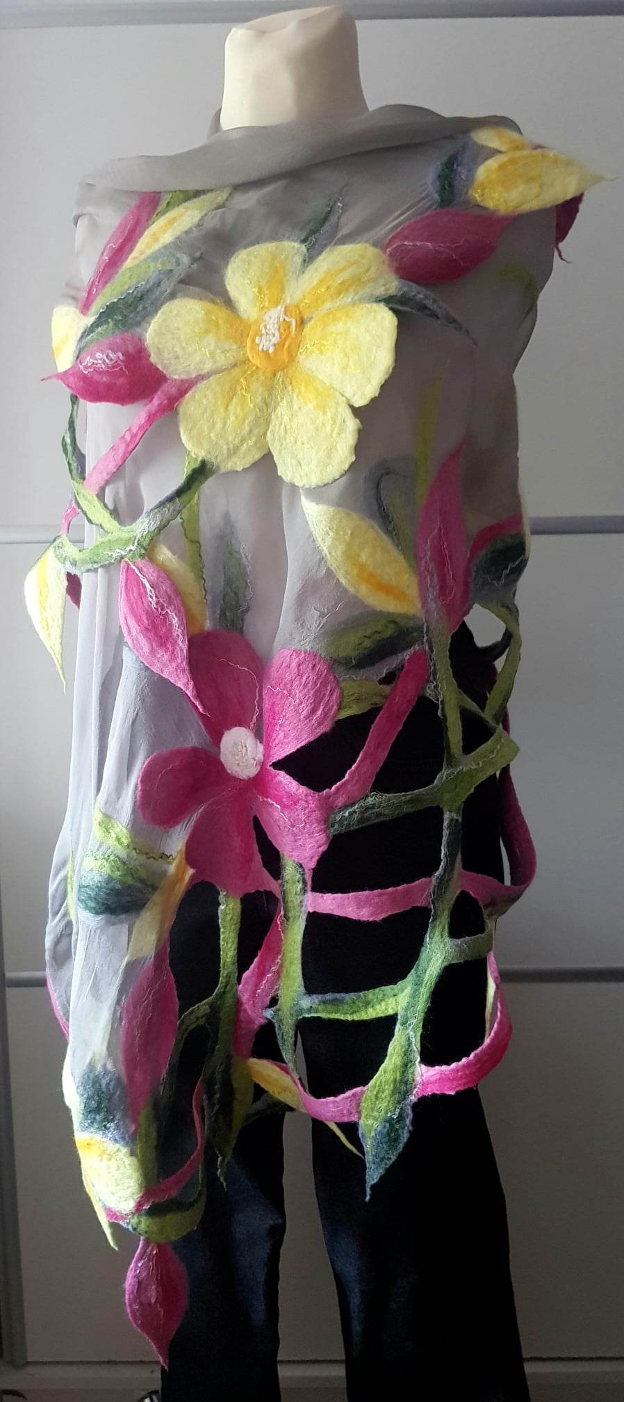 Duży nuno filcowany szal w kolorowe kwiaty